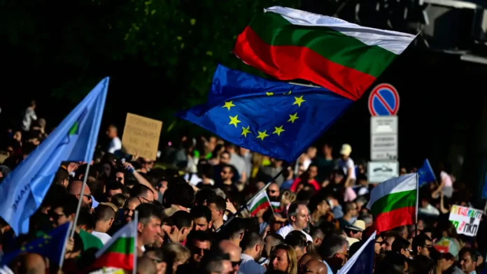 The study, which gathered responses from a sample of 1,000 adults, found that 59% of Bulgarians believe the country should back the EU’s stance in international matters, with only 14% favoring alignment with the United States and 27% remaining undecided