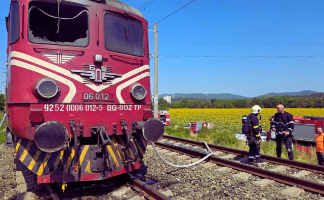 According to the Bulgarian State Railways (BDZ), approximately 450 meters of the contact infrastructure was affected, forcing authorities to halt train operations on the impacted section According to the Bulgarian State Railways (BDZ), approximately 450 meters of the contact infrastructure was affected, forcing authorities to halt train operations on the impacted section