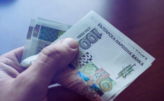 A Tavex employee detected the fake 100-BGN note despite the machine's failure to flag it