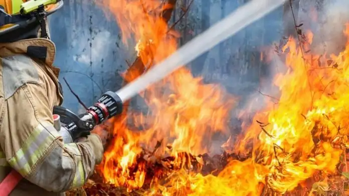 Firefighters quickly responded to the blaze in Dolno Ezerovo, preventing injuries and containing damage to wooden garages Firefighters quickly responded to the blaze in Dolno Ezerovo, preventing injuries and containing damage to wooden garages