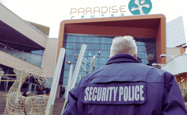 photo_verybig_235018 Police outside a Sofia shopping mall following a fatal teen stabbing that sparked new security measures across Bulgaria’s capital
