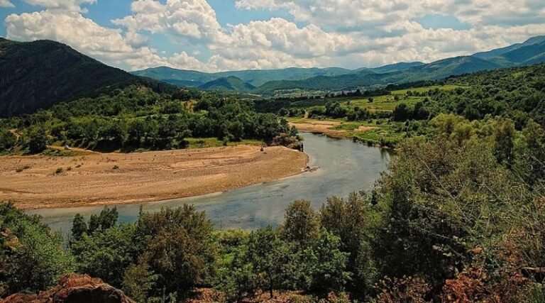 Warm temperatures and heavy rainfall shaped Bulgaria’s unusually mild November, with several regions reporting significant deviations from long-term climate norms