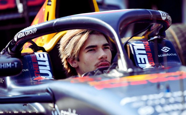 Nikola Tsolov celebrates his breakthrough Formula 2 points finish after a strong and determined performance at Qatar’s Lusail International Circuit Nikola Tsolov celebrates his breakthrough Formula 2 points finish after a strong and determined performance at Qatar’s Lusail International Circuit