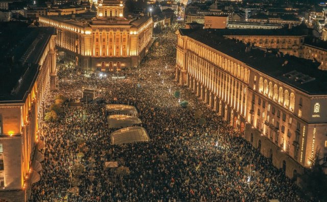 Protesters in Sofia illuminate the Triangle of Power with phone lights while demanding the withdrawal of Bulgaria’s draft Budget 2026